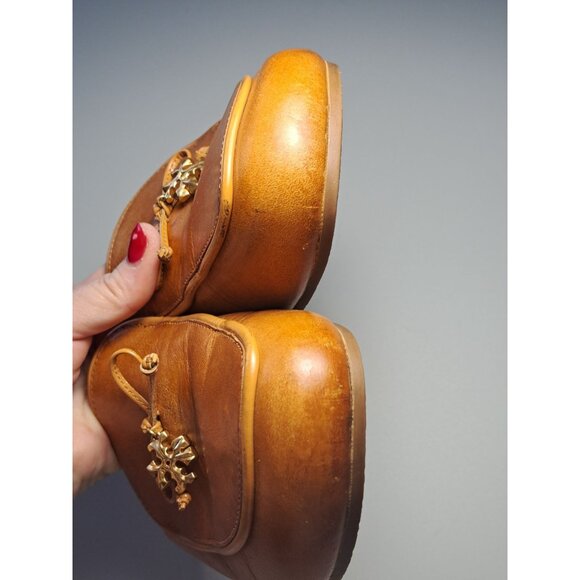 Tory Burch Charm Mules Clogs Womens Tan Leather Slip-On Gold Charm Size 7.5 - Picture 8 of 15
